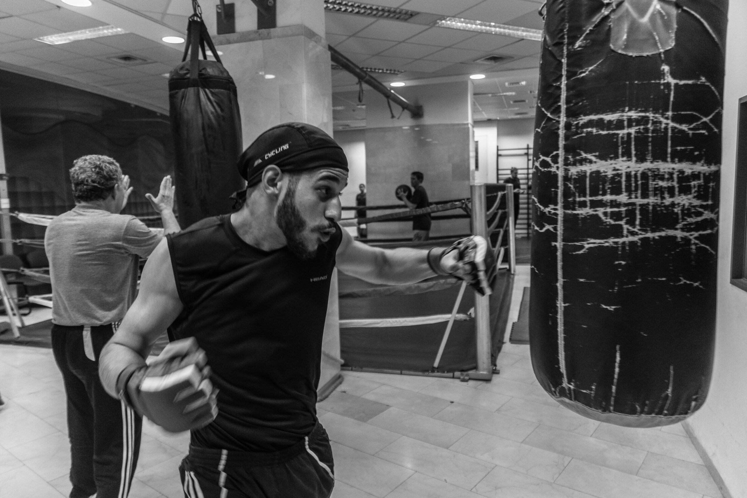 Taper dans un sac de online boxe